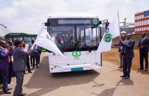 Kenya Vehicle Manufacturers Partners With BasiGo to Assemble King Long Buses Locally BasiGo CEO, Jit Bhattacharya (left) and Lee Kinyanjui Cabinet Secretary for investments, Trade and Industry flag off one of the locally assembled BasiGo buses under the King Long brand.